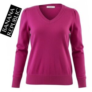 Banana Republic Merino
Wool Fuchsia V-Neck Sweater Size Medium